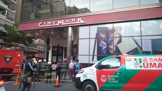 Se derrumbó la entrada de un cine en Palermo