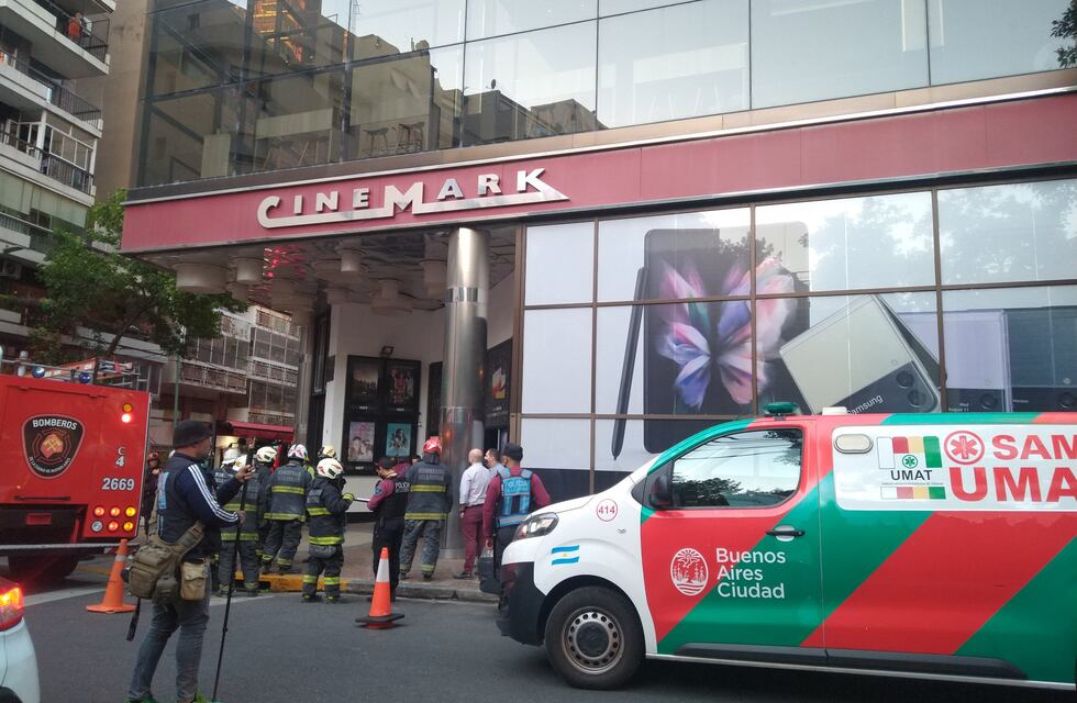 Se derrumbó la entrada del Cinemark en Palermo con gente adentro