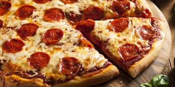 Mordió una rebanada de pizza y se lesionó con el clavo que estaba dentro. (Ilustrativa)