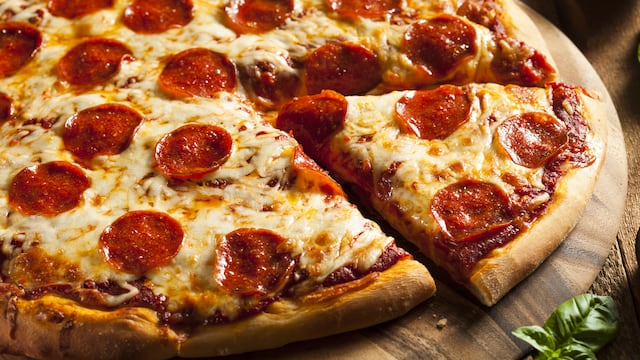 Mordió una rebanada de pizza y se lesionó con el clavo que estaba dentro. (Ilustrativa)