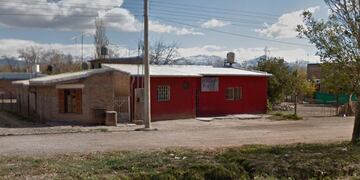 El bar es conocido en Malargüe y su dueña está detenido por haber colocado siliconas a las empleadas y obligado a prostituirse.