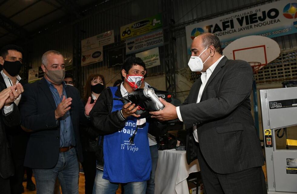 Tafí Viejo: Manzur entregó escrituras, herramientas y maquinarias