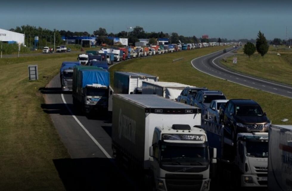 Transportistas continúan con cortes en autopista a Buenos Aires y Santa Fe