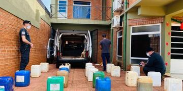 Efectivos policiales secuestraron bidones de combustible ilegal en Puerto Rico.