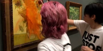 Activistas ambientales visibilizan la destrucción ambiental con una performance en un museo de Londres