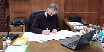 Luis Castellano firmó la norma