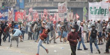 Incidentes frente al Congreso: hay piedrazos y quema de neumáticos