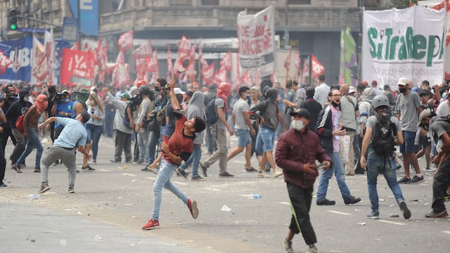 Incidentes frente al Congreso: hay piedrazos y quema de neumáticos