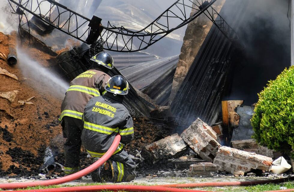 Impactante incendio en una fábrica del macrocentro de Rosario