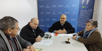 Autoridades del Club Independiente junto al senador Alcides Calvo en la firma de convenio aporte Provincial