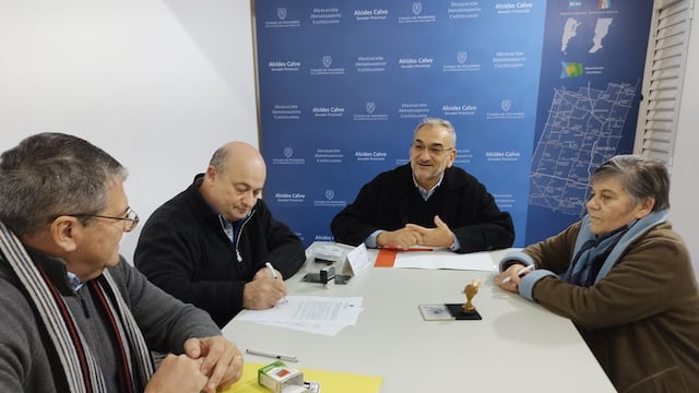 Autoridades del Club Independiente junto al senador Alcides Calvo en la firma de convenio aporte Provincial