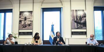 El jefe de Gabinete Santiago Cafiero, reunido con Andrés Rodríguez (UPCN) y Hugo "Cachorro" Godoy (ATE), junto a la secretaria de Empleo Público Ana Castallani. (Twitter: @SantiCafiero)