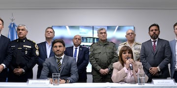 Los funcionarios recibieron críticas políticas en tono mafioso.
