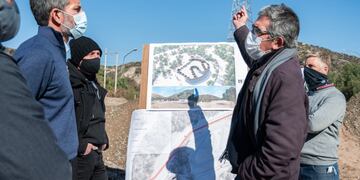 Federico Chiapetta (Deportes de Mendoza) analiza las obras junto al intendente de la Ciudad de Mendoza, Ulpiano Suarez.
