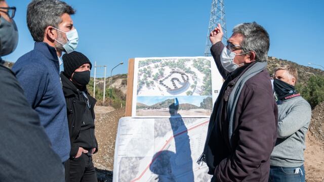 Federico Chiapetta (Deportes de Mendoza) analiza las obras junto al intendente de la Ciudad de Mendoza, Ulpiano Suarez.