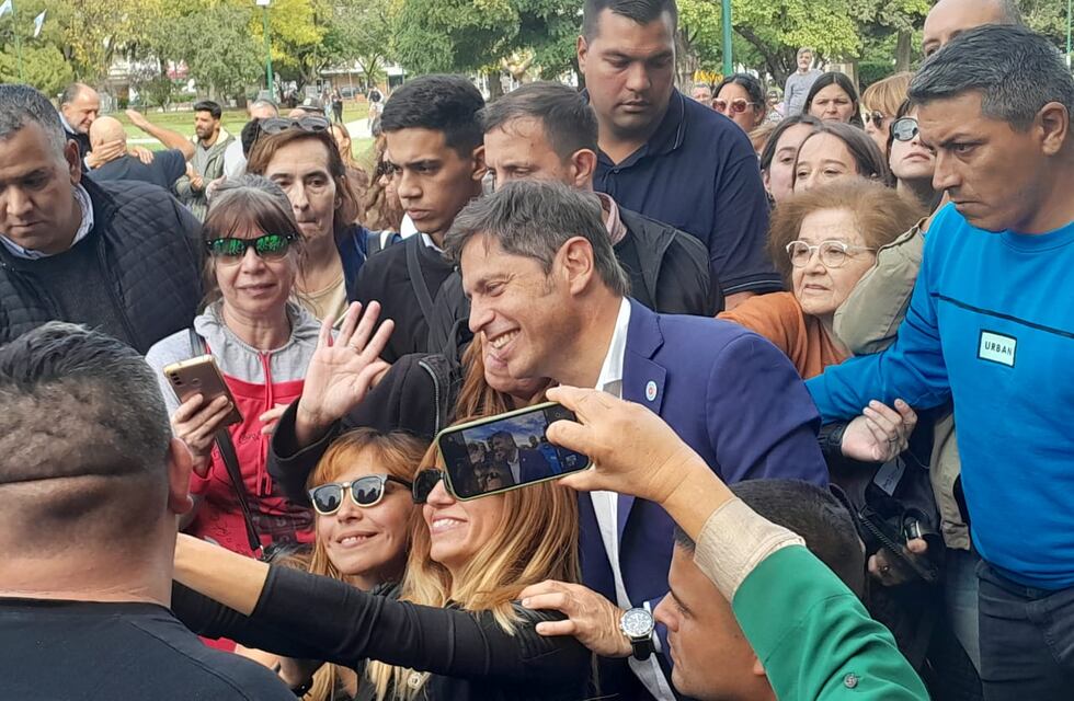 El gobernador Kicillof entregó 72 escrituras en Tres Arroyos, una ambulancia, una combi y equipamiento didáctico y deportivo