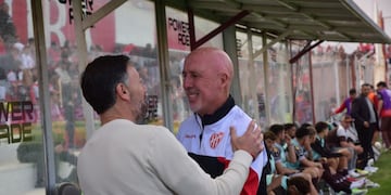 Mano a mano. Danel Oldrá y el saludo con el Kily González, en el empate de Instituto con Platense.