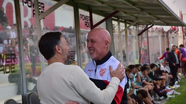 Mano a mano. Danel Oldrá y el saludo con el Kily González, en el empate de Instituto con Platense.