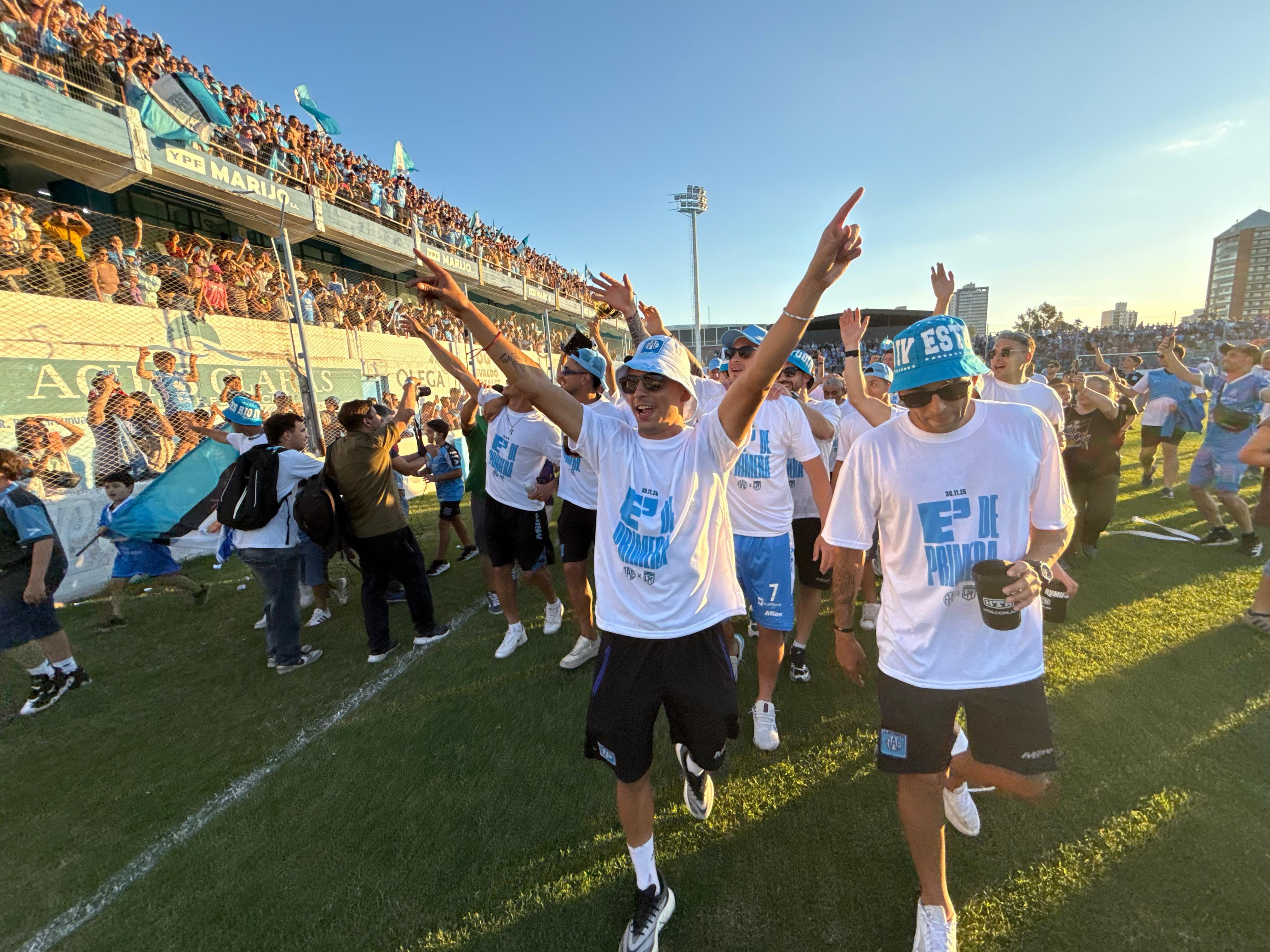 Festejos de los jugadores de Estudiantes de Rio Cuarto por el ascenso a la Primera División del Fútbol Argentino en la cancha de Rio Cuarto.