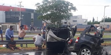 El vehículo quedó literalmente partido en dos. No hubo víctimas fatales.