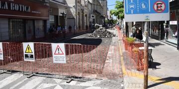 Comenzaron las obras para convertir en semipeatonal a la calle 25 de Mayo al 400