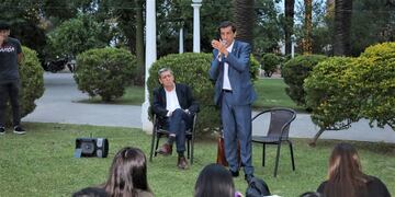 El candidato a gobernador por el frente Cambia Jujuy Carlos Sadir, acompañado por el candidato a convencional constituyente Alejandro Nieva, explicó a los jóvenes las ideas centrales de su plan de gobierno.