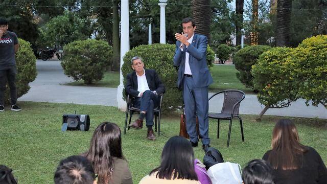 El candidato a gobernador por el frente Cambia Jujuy Carlos Sadir, acompañado por el candidato a convencional constituyente Alejandro Nieva, explicó a los jóvenes las ideas centrales de su plan de gobierno.