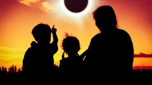 ¿Querés atraer la buena suerte?: estos son los colores que deberás llevar durante el eclipse solar de abril.