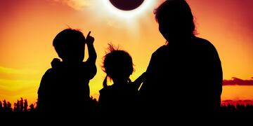 ¿Querés atraer la buena suerte?: estos son los colores que deberás llevar durante el eclipse solar de abril.