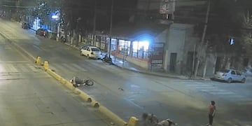 Dos mujeres fueron atropelladas por una moto en avenida Colón.