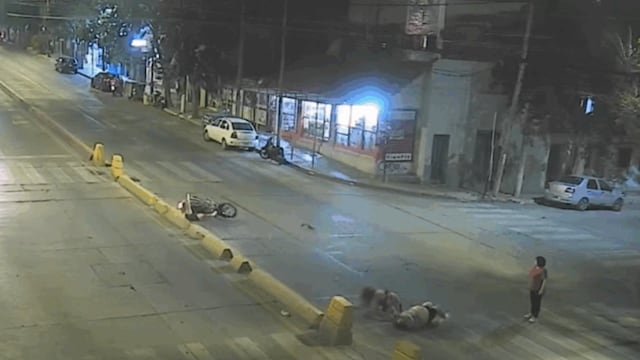 Dos mujeres fueron atropelladas por una moto en avenida Colón.
