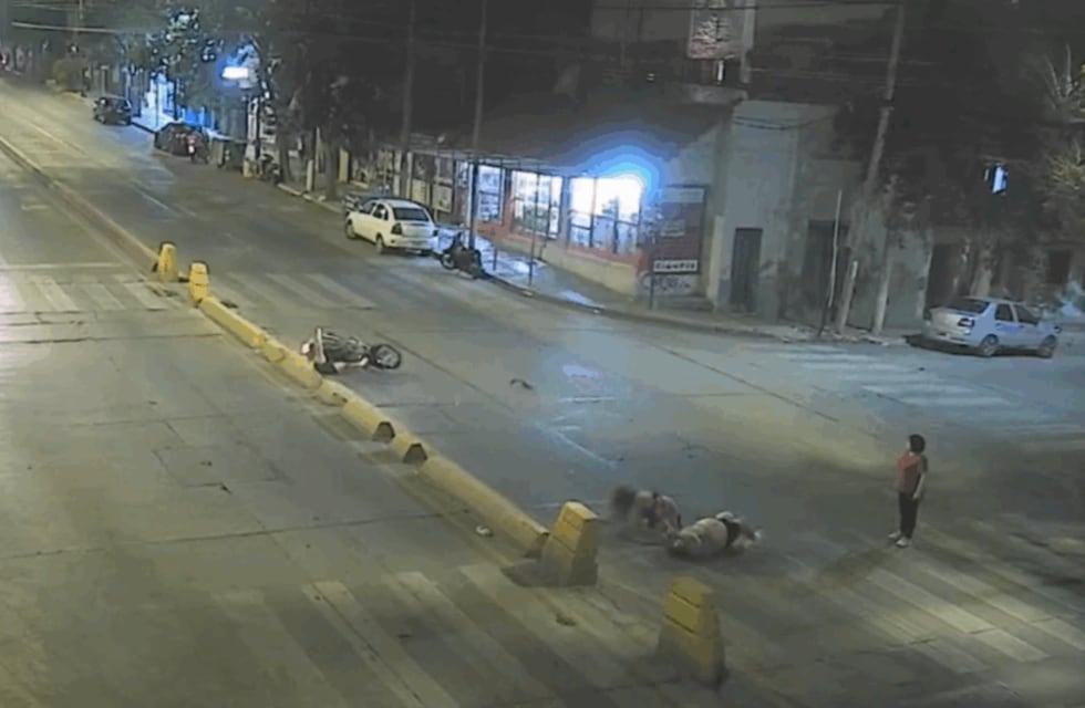 Una moto embistió a dos mujeres en plena Colón en Córdoba: el video del momento