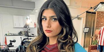 Mia Khalifa alentando al West Ham United