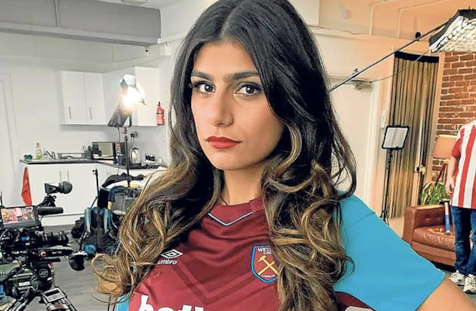 Mia Khalifa posó con un look “total denim” y se sumó a la tendencia del momento