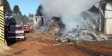 Incendio consumió un depósito de yerba en Campo Grande.
