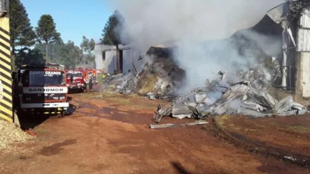 Incendio consumió un depósito de yerba en Campo Grande.