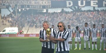 Ceremonia con la réplica de la copa del mundo en el estadio Kempes en la previa del partido entre Talleres e Independiente por la Liga Profesional. (Facundo Luque / La Voz)