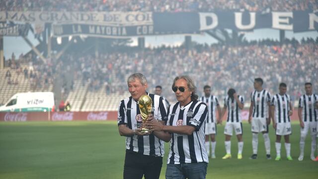 Ceremonia con la réplica de la copa del mundo en el estadio Kempes en la previa del partido entre Talleres e Independiente por la Liga Profesional. (Facundo Luque / La Voz)