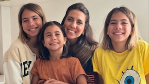 Cinthia y sus tres hijas.