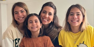 Cinthia y sus tres hijas.