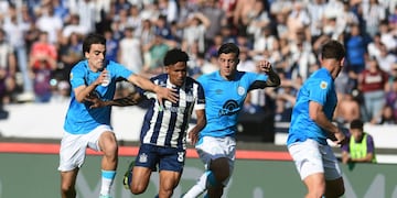 A la carga Rick, rodeado de jugadores de Belgrano. A Talleres el punto le sirvió para mantener distancias con los del fondo, por el punto de Instituto en San Juan.