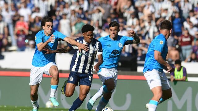 A la carga Rick, rodeado de jugadores de Belgrano. A Talleres el punto le sirvió para mantener distancias con los del fondo, por el punto de Instituto en San Juan.