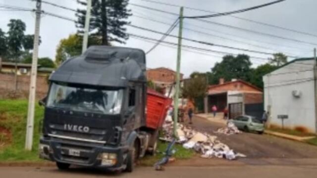 Accidente en Oberá: un camión quedó sin frenos.