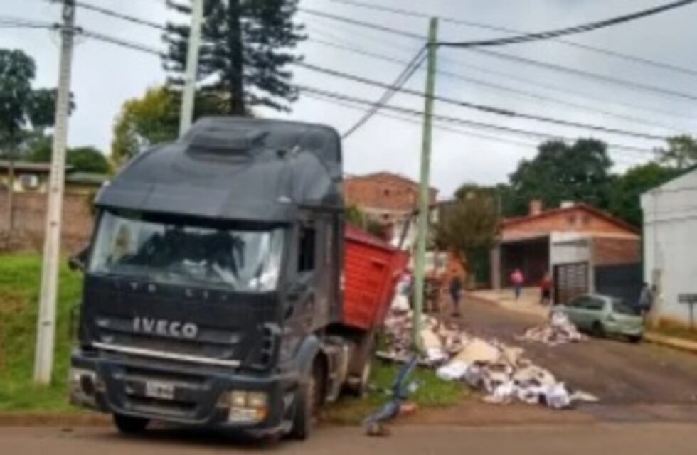 Accidente en Oberá: un camión quedó sin frenos