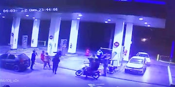 El video de la estación de servicio de avenida Vélez Sársfield muestra la agresión a los trabajadores de ese lugar. (Captura video)