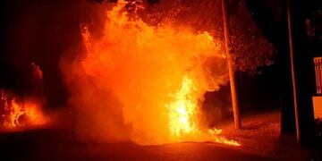 El vehículo explotó y los vecinos se encontraron con un escenario dantesco.