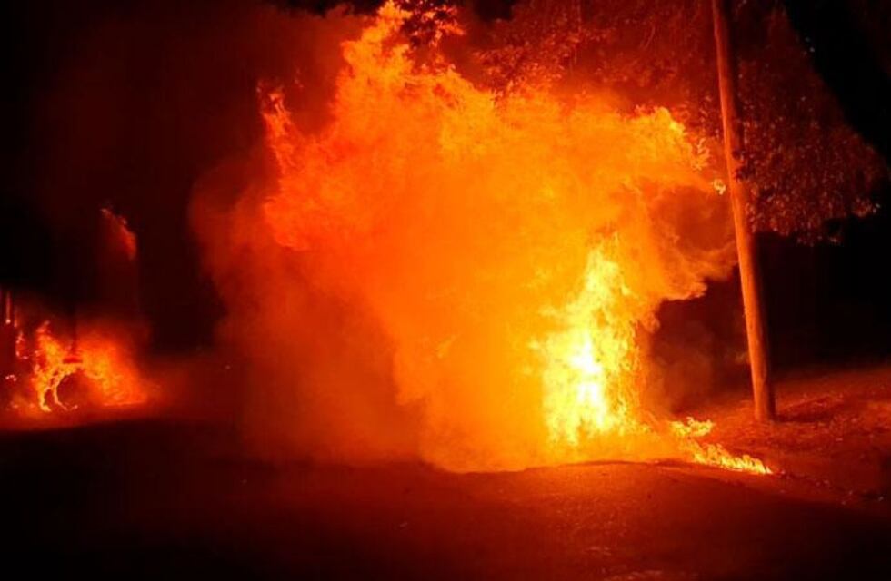 Fotos y video: así apagaron un camión frigorífico que explotó en Córdoba