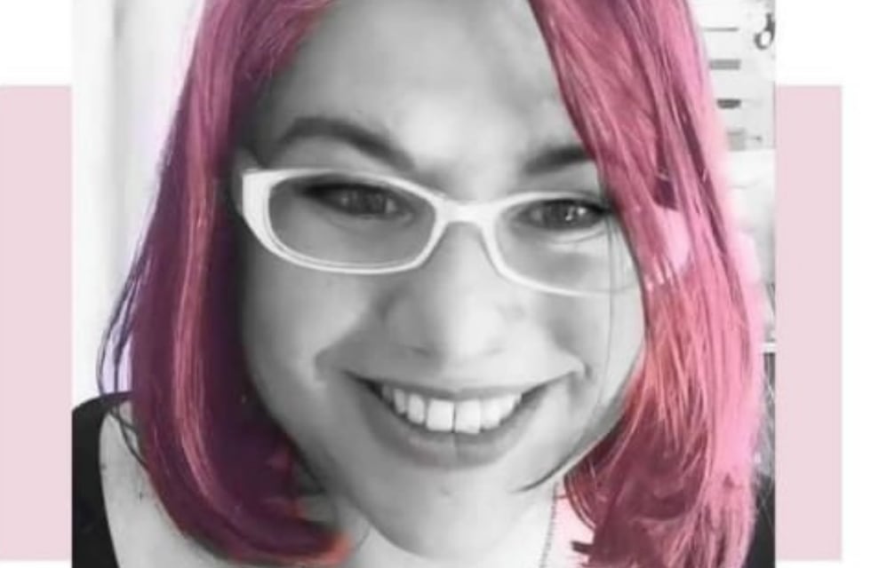 Una escritora mendocina publica creativas reseñas de libros en sus redes sociales