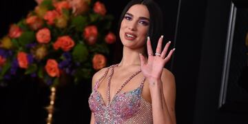 Dua Lipa posó con un body rojo y gesto pícaro para promocionar su tour