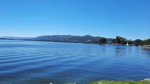 Carlos Paz paisaje soleado.